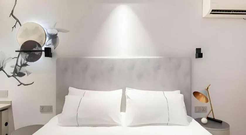 Bed in Magnotel Hotel Shanghai Jinjiang Park Branch