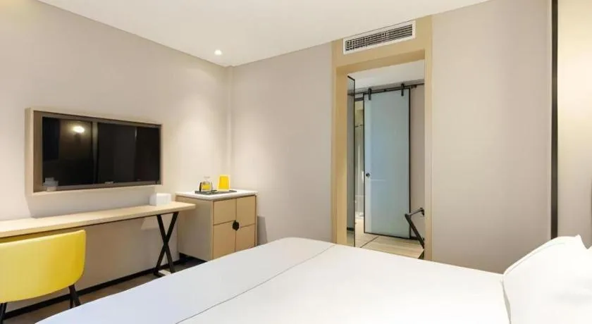 Bed in Magnotel Hotel Shanghai Jinjiang Park Branch