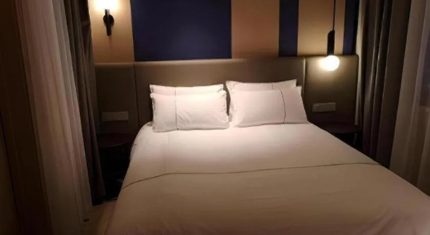 Bed in Magnotel Hotel Shanghai Jinjiang Park Branch
