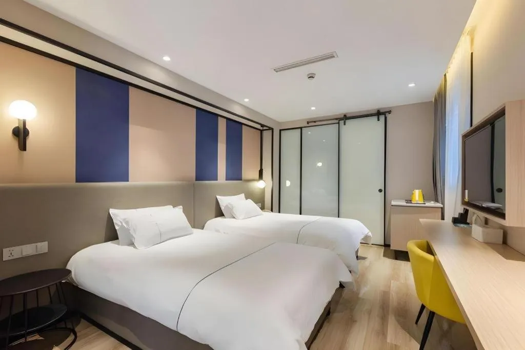 Bed in Magnotel Hotel Shanghai Jinjiang Park Branch