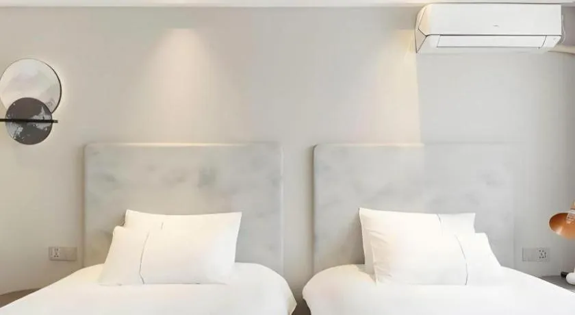 Bed in Magnotel Hotel Shanghai Jinjiang Park Branch