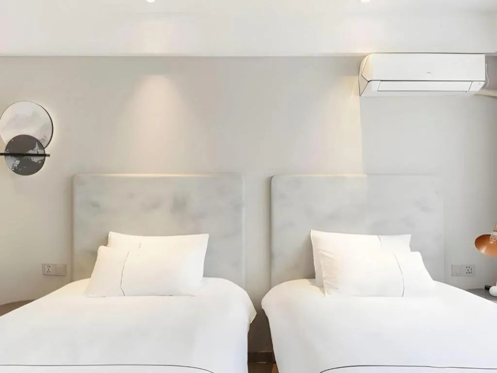 Bed in Magnotel Hotel Shanghai Jinjiang Park Branch