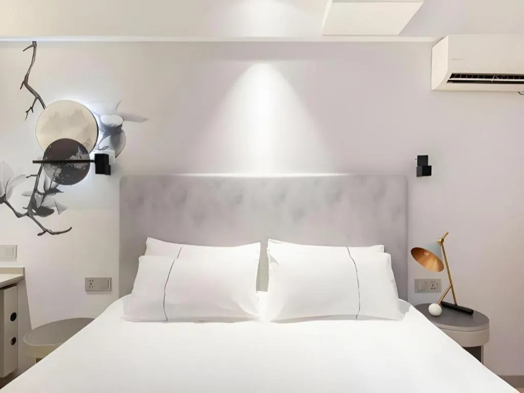 Bed in Magnotel Hotel Shanghai Jinjiang Park Branch