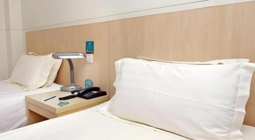 Bed in Jinjiang Inn Shanghai Tongji University