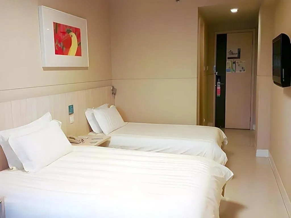 Bed in Jinjiang Inn Shanghai Tongji University