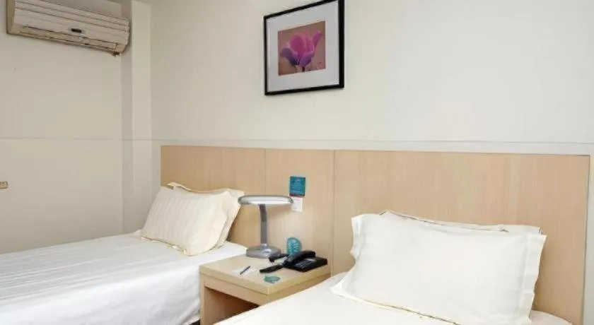 Bed in Jinjiang Inn Shanghai Tongji University