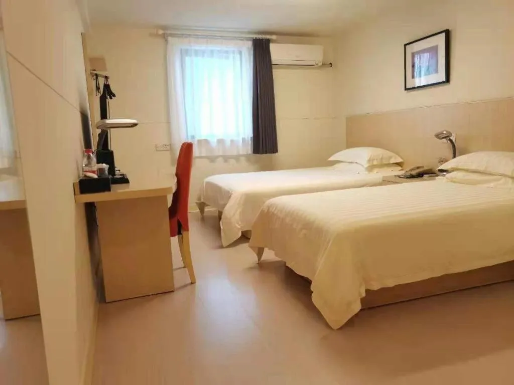 Bed in Jinjiang Inn Shanghai Tongji University