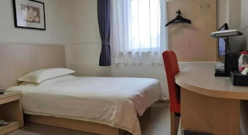 Bed in Jinjiang Inn Shanghai Tongji University