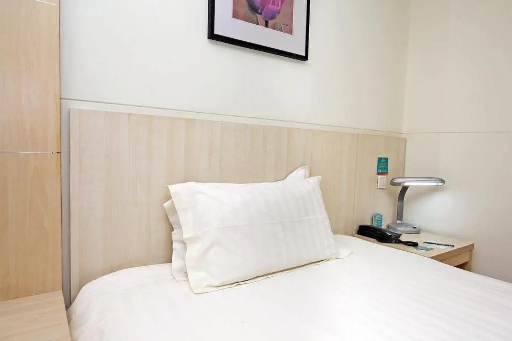 Bed in Jinjiang Inn Shanghai Tongji University