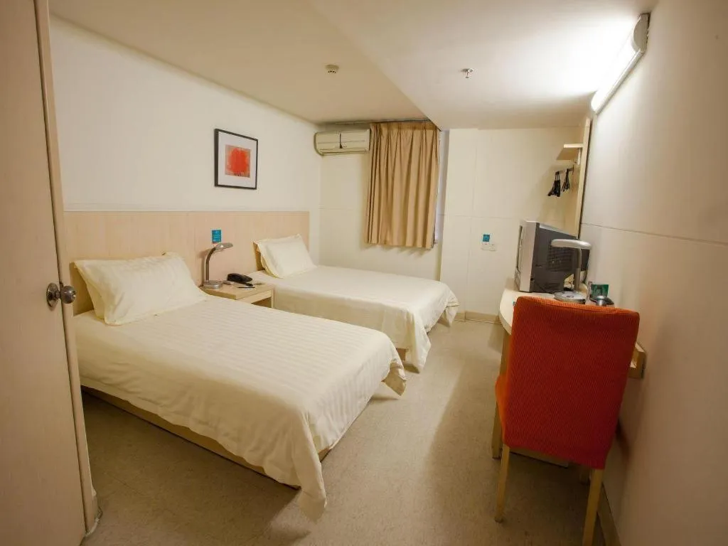 Bed in Jinjiang Inn Shanghai Tongji University