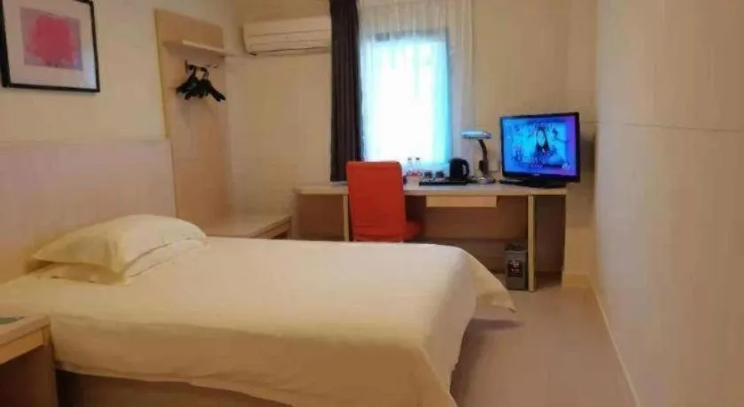 Bed in Jinjiang Inn Shanghai Tongji University
