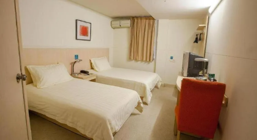 Bed in Jinjiang Inn Shanghai Tongji University