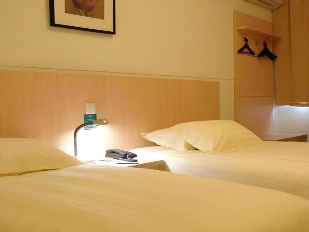 Bed in Jinjiang Inn Shanghai Tongji University