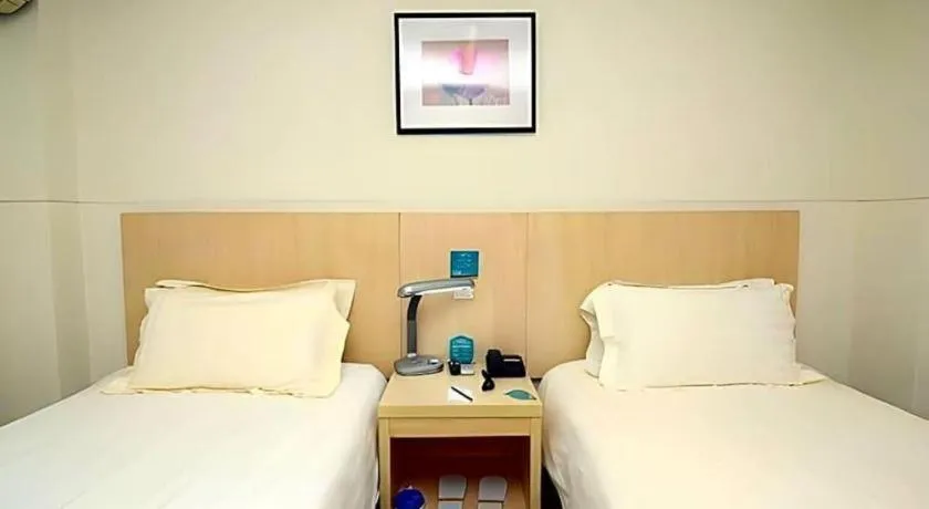 Bed in Jinjiang Inn Shanghai Tongji University