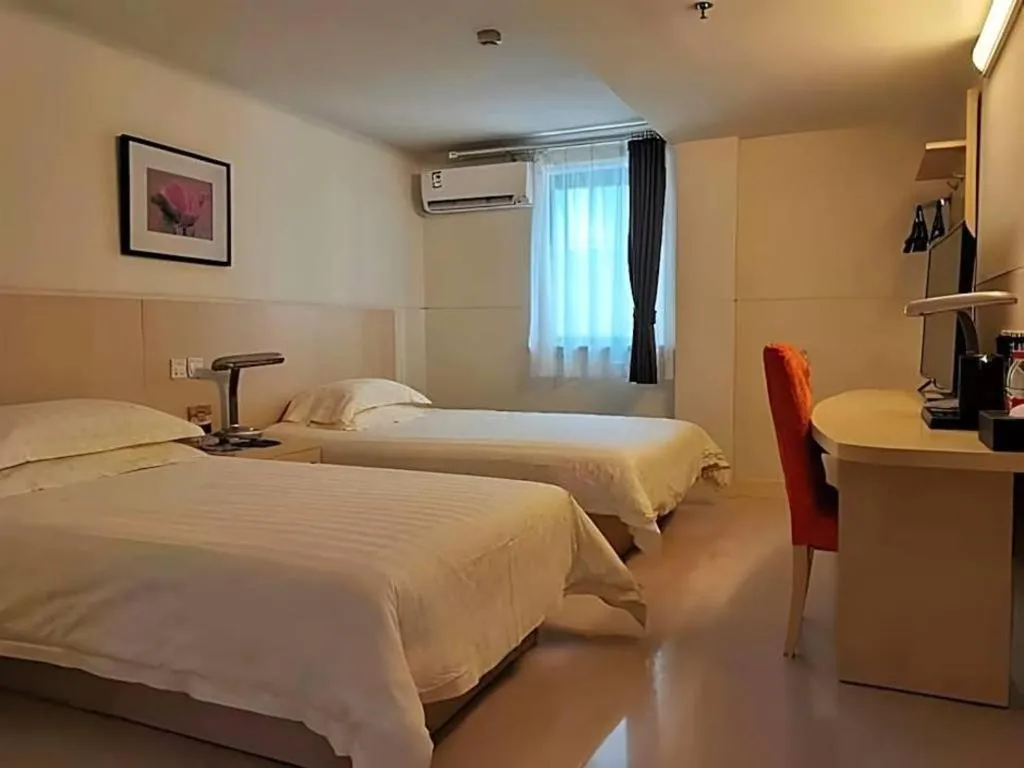 Bed in Jinjiang Inn Shanghai Tongji University