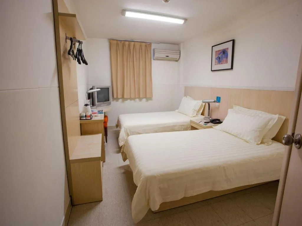 Bed in Jinjiang Inn Shanghai Tongji University