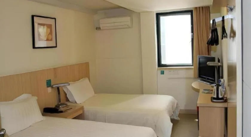 Bed in Jinjiang Inn Shanghai Tongji University