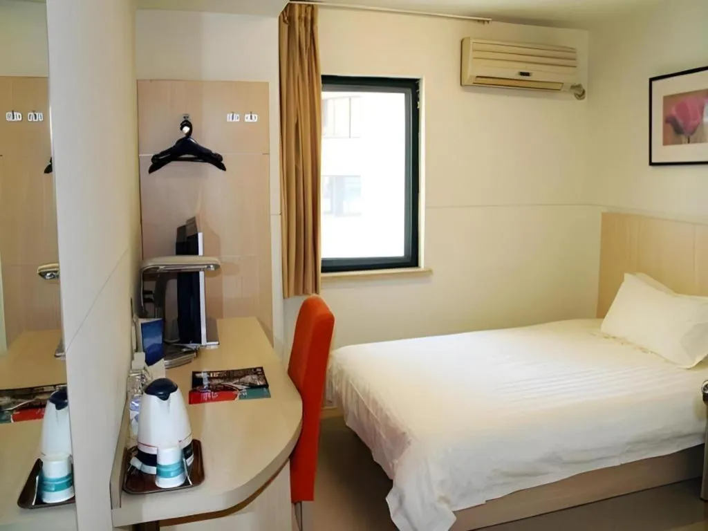 Bed in Jinjiang Inn Shanghai Tongji University