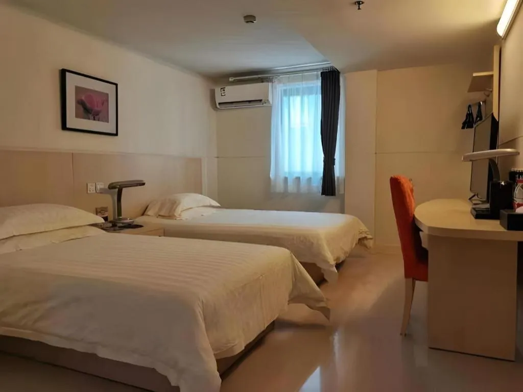 Bed in Jinjiang Inn Shanghai Tongji University