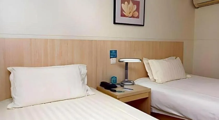 Bed in Jinjiang Inn Shanghai Tongji University