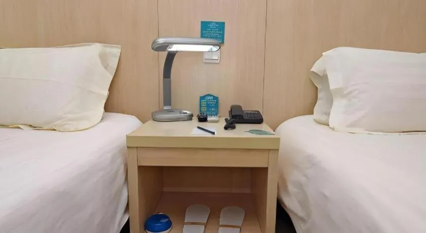 Bed in Jinjiang Inn Shanghai Tongji University