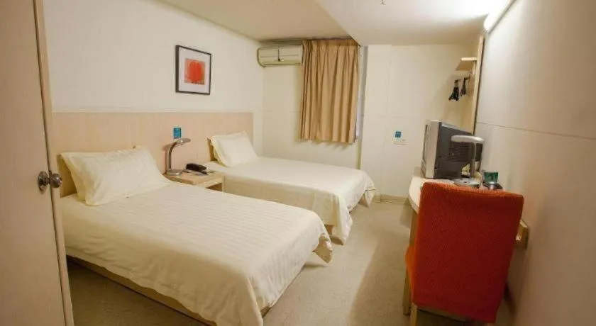 Bed in Jinjiang Inn Shanghai Tongji University