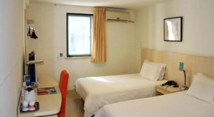 Bed in Jinjiang Inn Shanghai Tongji University