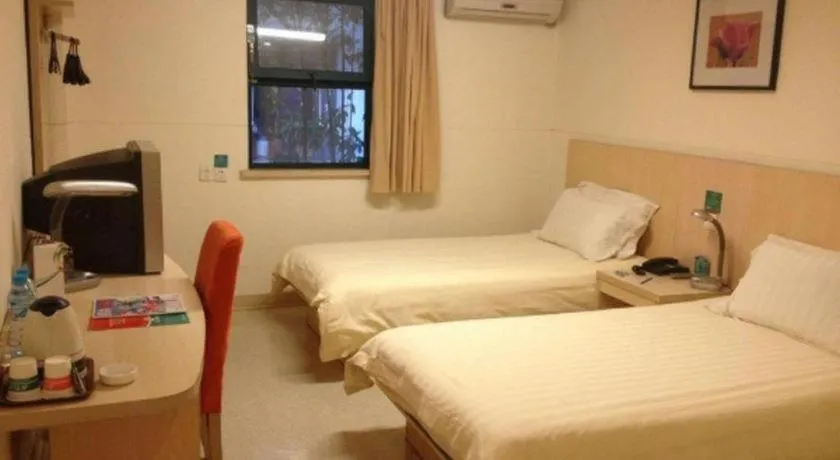 Bed in Jinjiang Inn Shanghai Tongji University