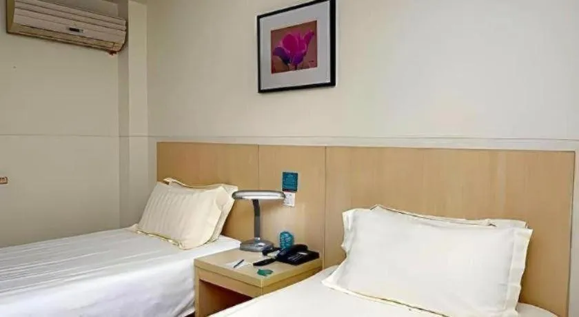 Bed in Jinjiang Inn Shanghai Tongji University