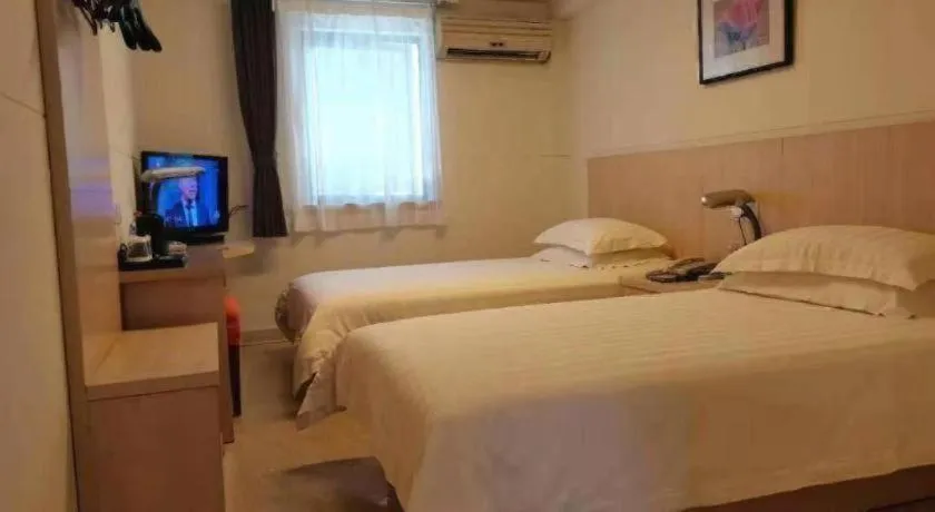 Bed in Jinjiang Inn Shanghai Tongji University