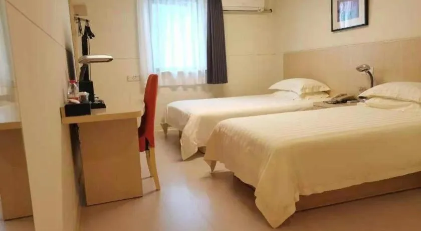 Bed in Jinjiang Inn Shanghai Tongji University
