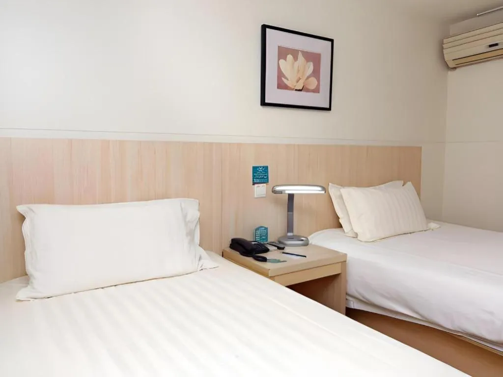 Bed in Jinjiang Inn Shanghai Tongji University