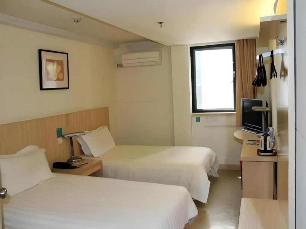 Bed in Jinjiang Inn Shanghai Tongji University