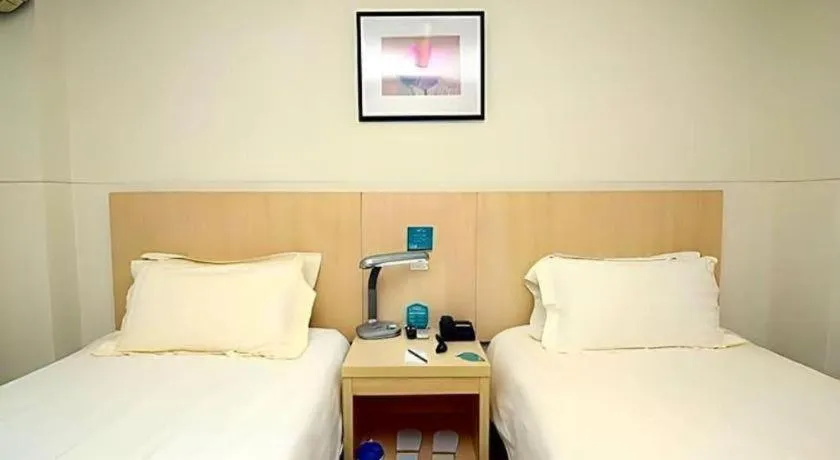 Bed in Jinjiang Inn Shanghai Tongji University