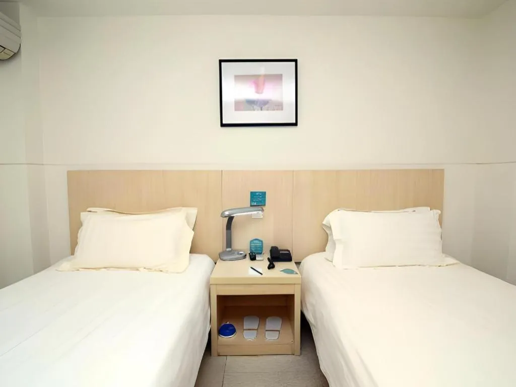 Bed in Jinjiang Inn Shanghai Tongji University