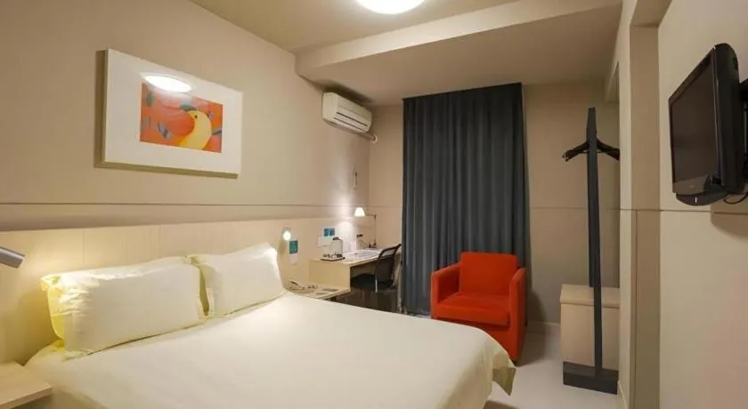 Bed in Jinjiang Inn Yueyang Railway Station