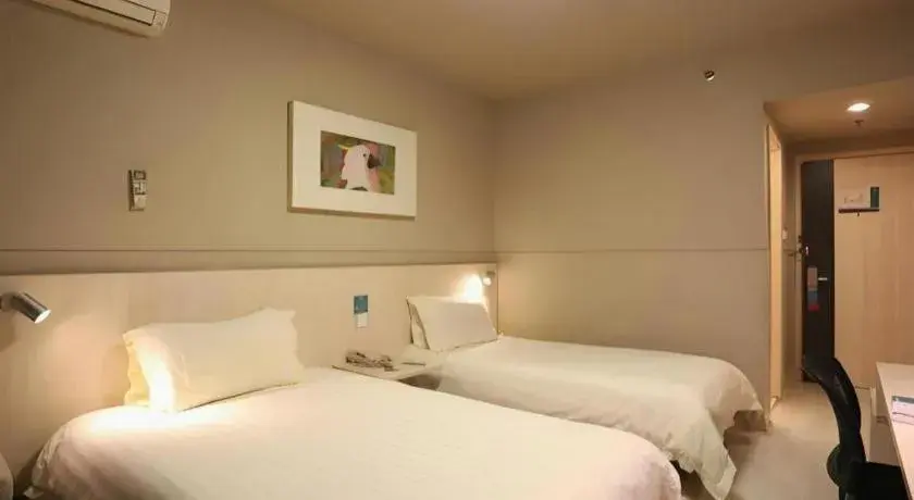 Bed in Jinjiang Inn Yueyang Railway Station Bed in Jinjiang Inn Yueyang Railway Station