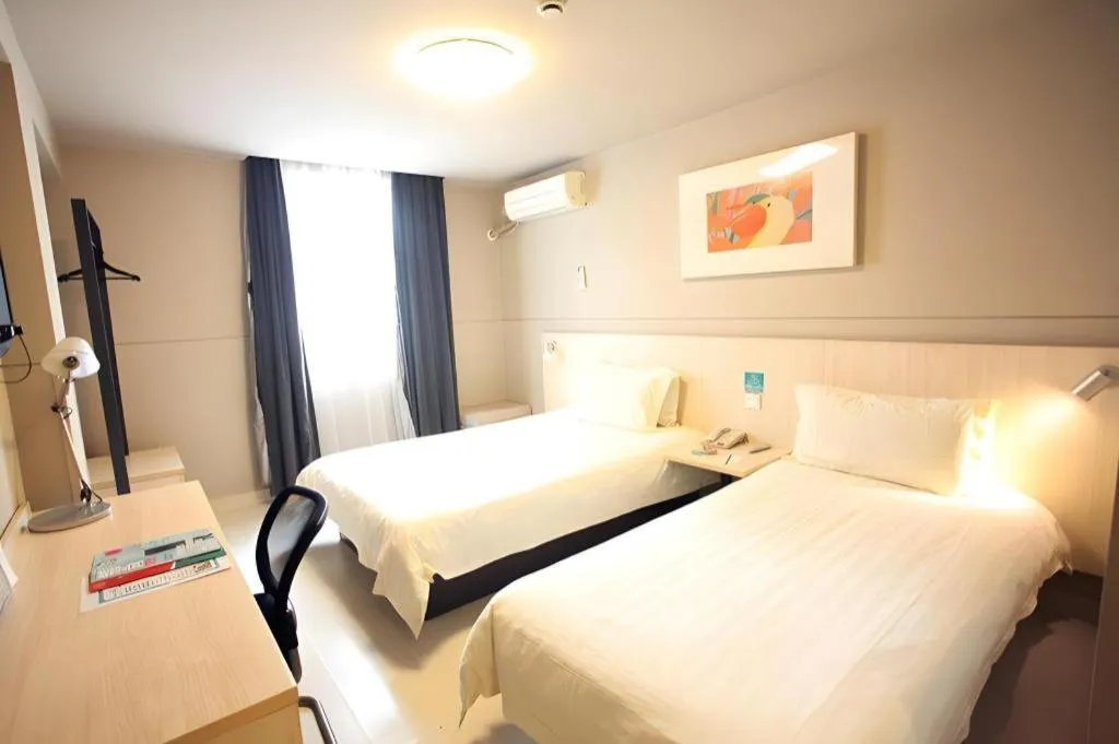 Bed in Jinjiang Inn Yueyang Railway Station