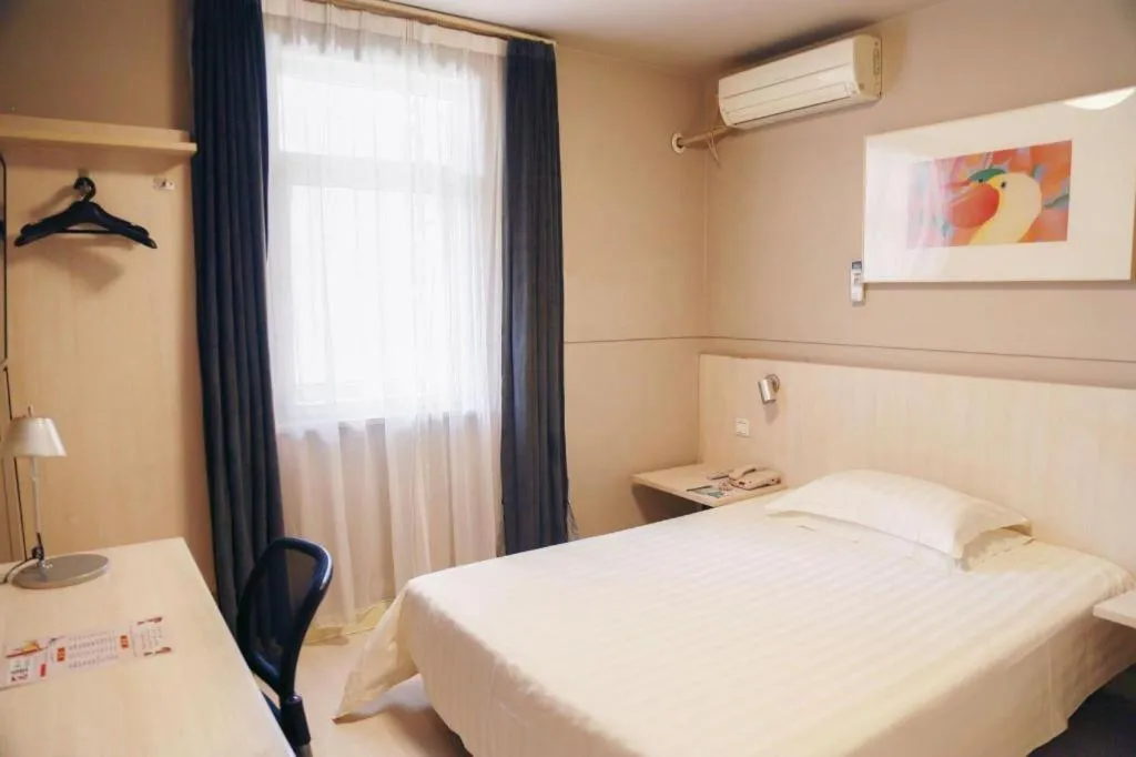 Bed in Jinjiang Inn Yueyang Railway Station