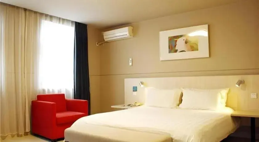 Bed in Jinjiang Inn Yueyang Railway Station Bed in Jinjiang Inn Yueyang Railway Station