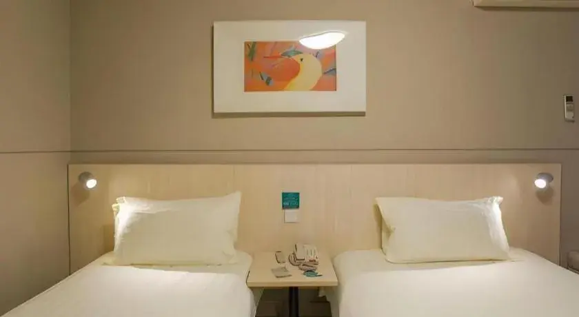 Bed in Jinjiang Inn Yueyang Railway Station Bed in Jinjiang Inn Yueyang Railway Station