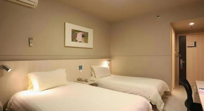 Bed in Jinjiang Inn Yueyang Railway Station