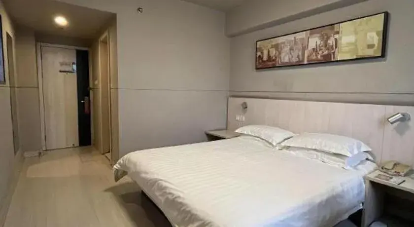 Bed in Jinjiang Inn Yueyang Railway Station Bed in Jinjiang Inn Yueyang Railway Station