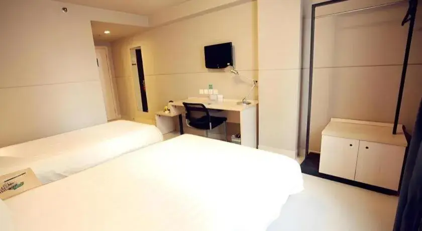 Bed in Jinjiang Inn Yueyang Railway Station Bed in Jinjiang Inn Yueyang Railway Station