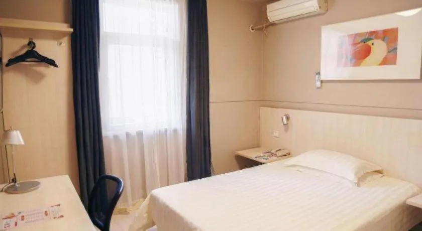 Bed in Jinjiang Inn Yueyang Railway Station