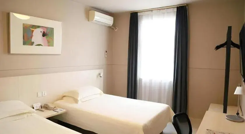 Bed in Jinjiang Inn Yueyang Railway Station Bed in Jinjiang Inn Yueyang Railway Station