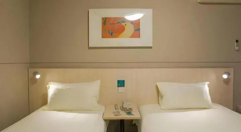 Bed in Jinjiang Inn Yueyang Railway Station Bed in Jinjiang Inn Yueyang Railway Station