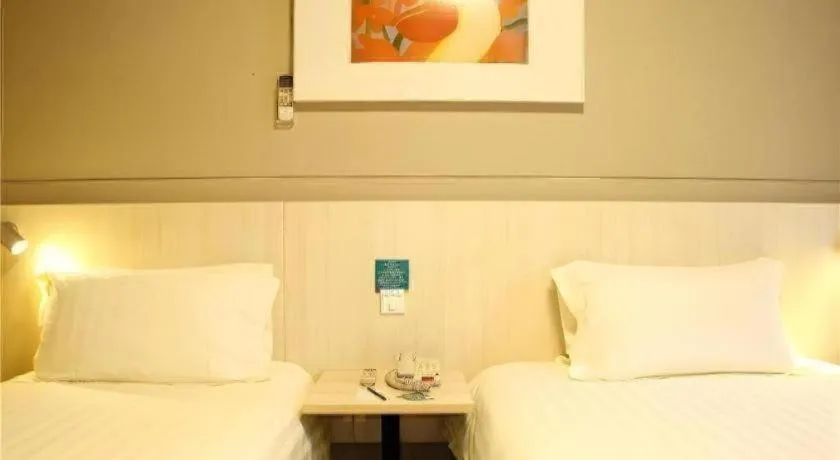 Bed in Jinjiang Inn Yueyang Railway Station