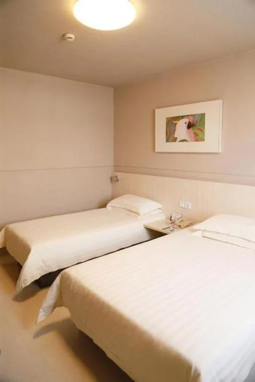 Bed in Jinjiang Inn Yueyang Railway Station