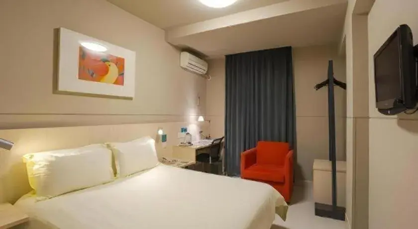 Bed in Jinjiang Inn Yueyang Railway Station Bed in Jinjiang Inn Yueyang Railway Station